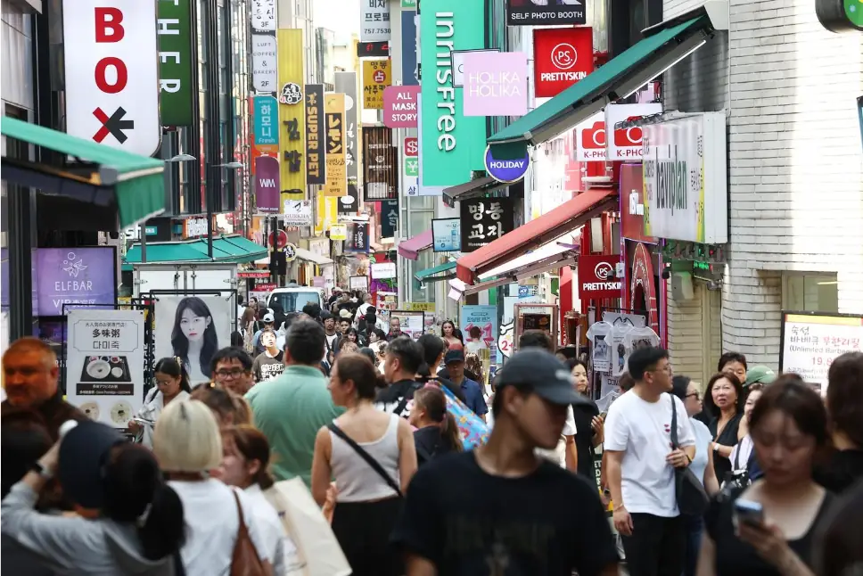Citizens and tourists are seen on the streets of Myeong-dong in Seoul, Aug. 29. Yonhap. Citizens and tourists are seen on the streets of Myeong-dong in Seoul, Aug. 29. Yonhap.